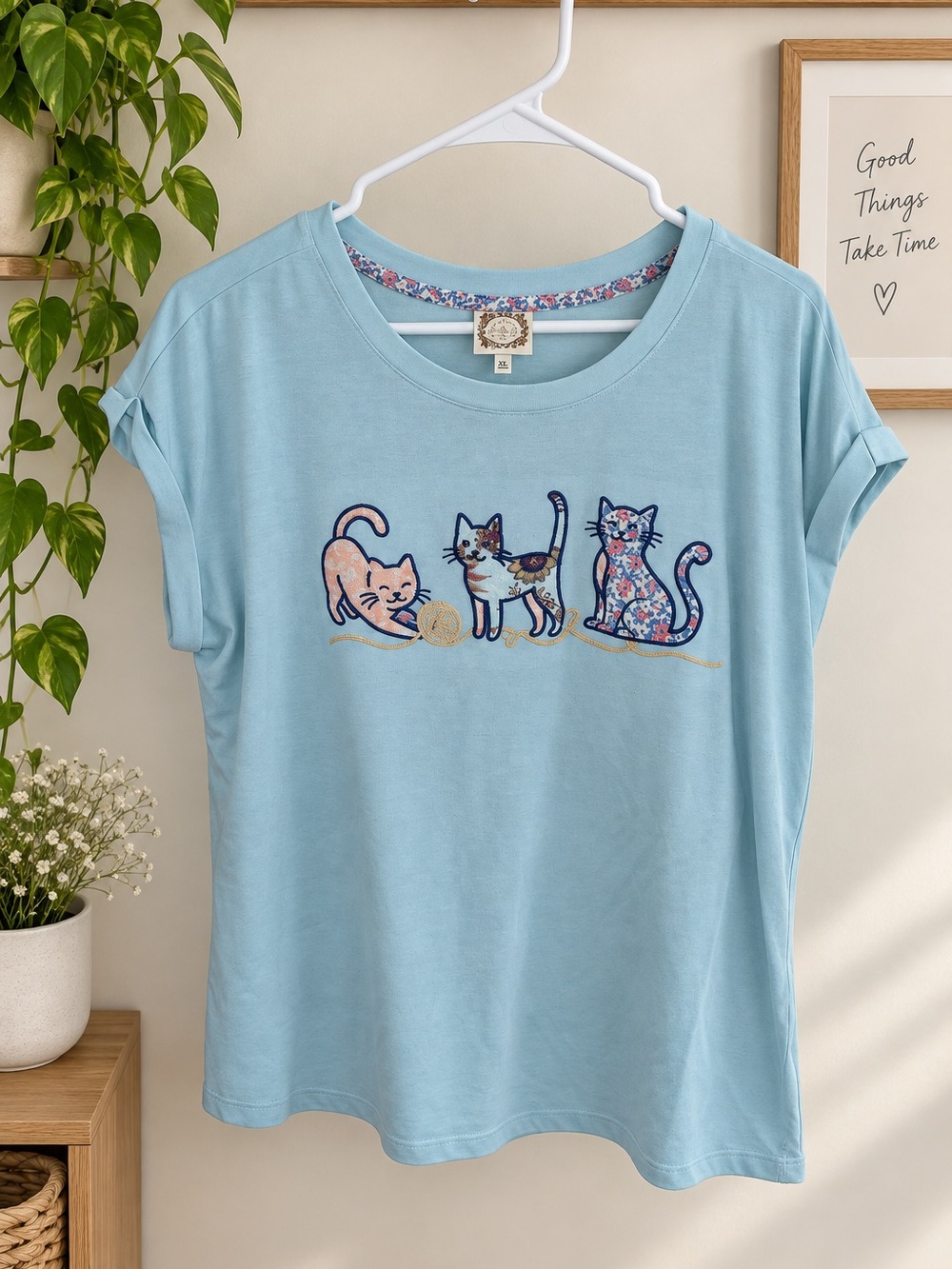 TruSelf Women’s 1X Light Blue Cat Graphic T-Shirt Floral Cats Yarn Plus Size